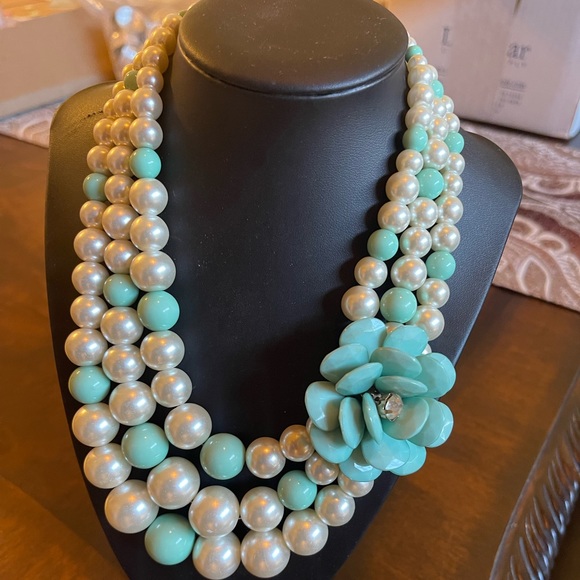 Jewelry - A beautiful statement of pearls necklace (with a center diamond like stone)